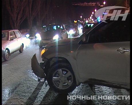 В  центре Екатеринбурга, засмотревшись на одно ДТП, водитель допустил другое: две «Лады», две Toyota разбиты, один человек в больнице